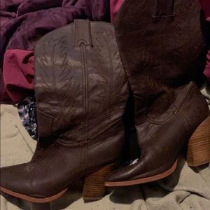 Miranda lambert  cowgirl boots.